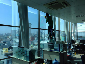 KỸ THUẬT DÁN GIẤY DECAL CHO VÁCH KÍNH