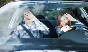 ÁNH NẮNG CHÓI LÀM KHÓ CHỊU