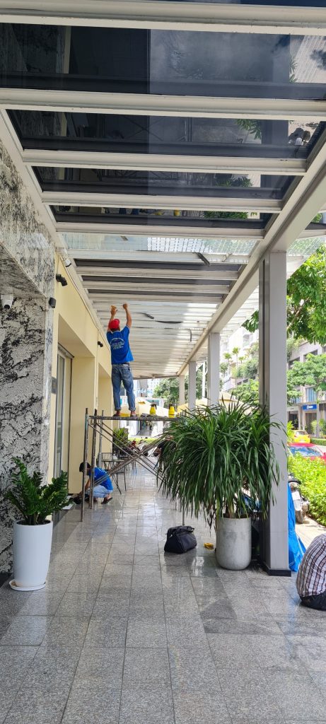 phim cách nhiệt dán kính mái sảnh