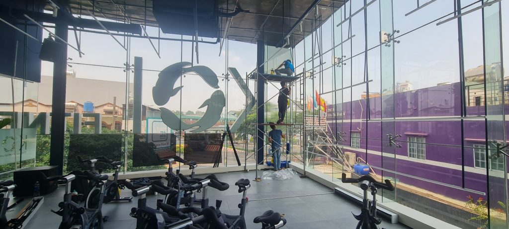 dán kính mặt dựng tòa nhà