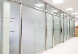 decal mờ cắt sọc dán kính