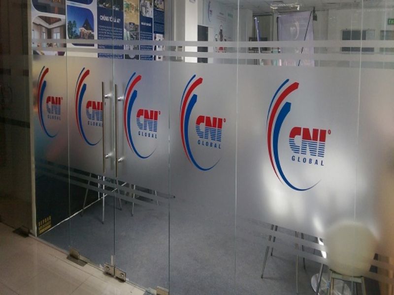 DECAL IN LOGO VÀ CẮT SỌC CHO CỬA KÍNH