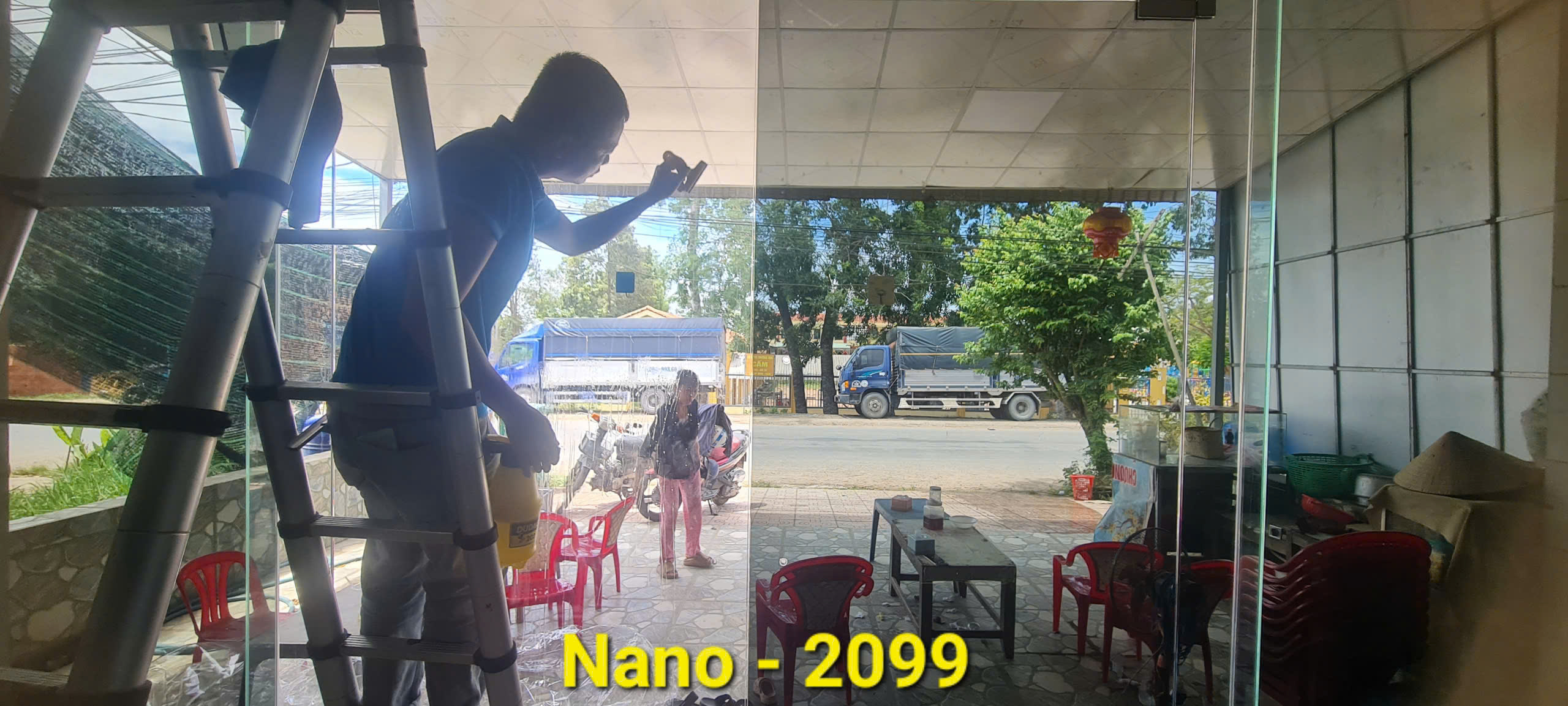 kỹ thuật dán film cho kính cửa ra vào